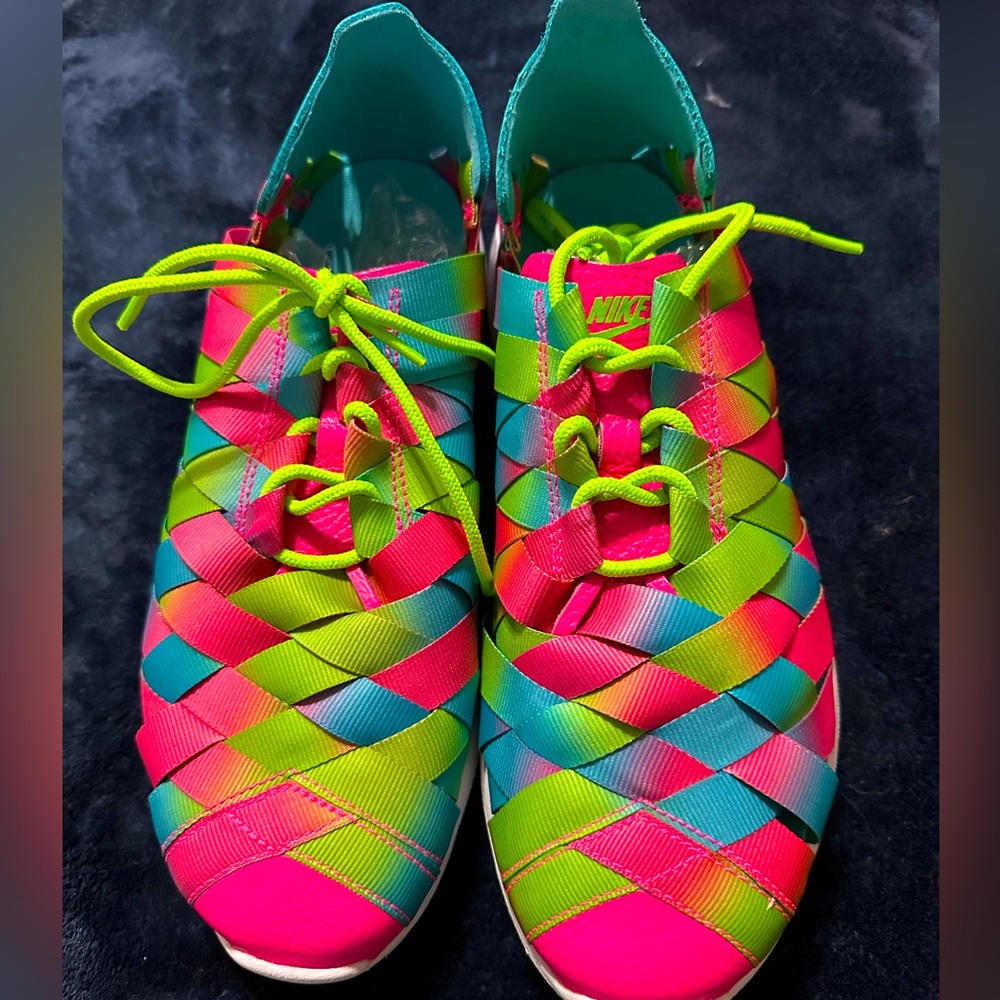 Size 7 - Nike Juvenate Woven Multicolor women's